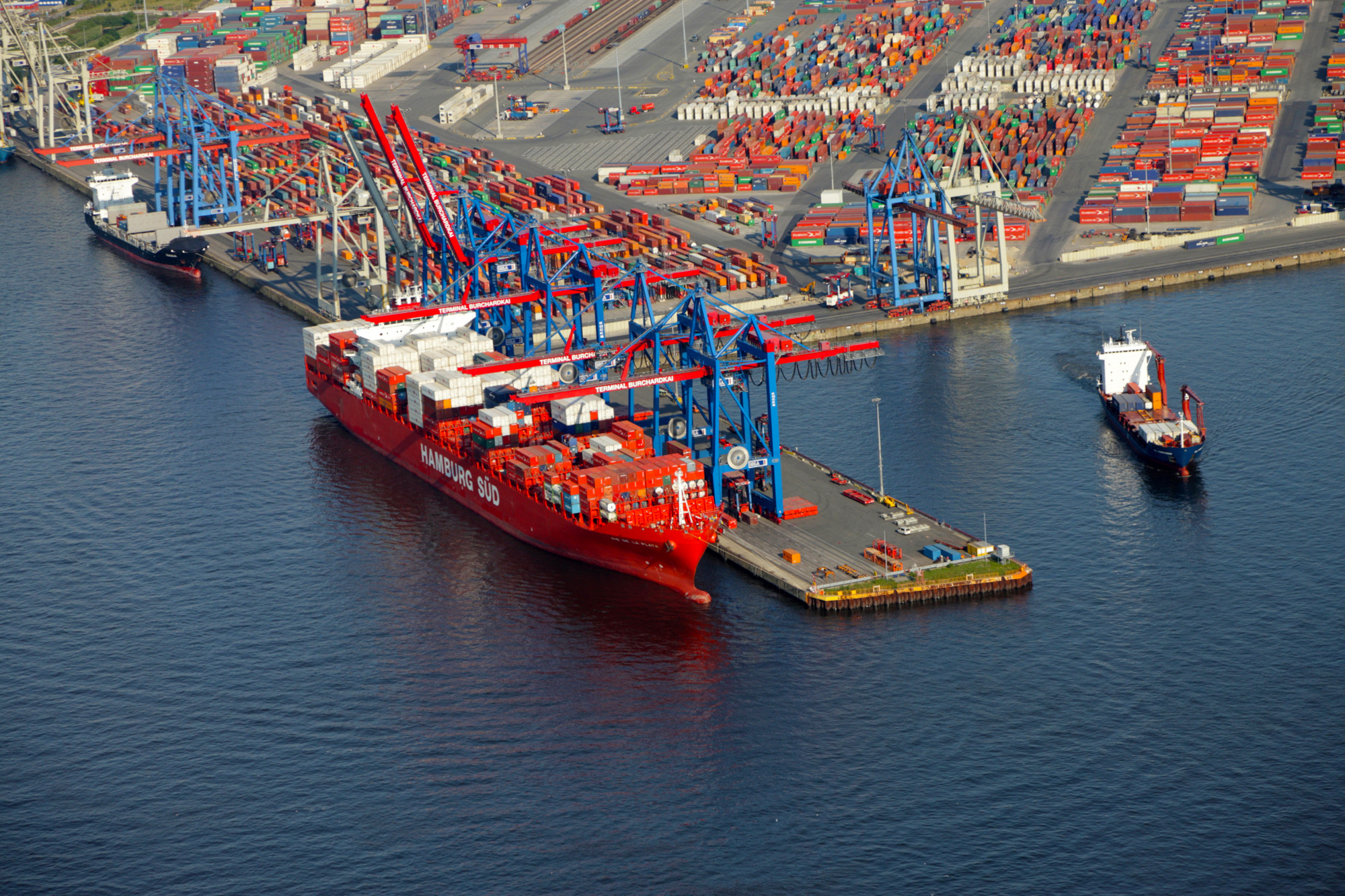 Морской транспорт пути. Порт Гамбург логистика. Контейнерный порт Гамбург. Морской порт Германии. Морской транспорт.